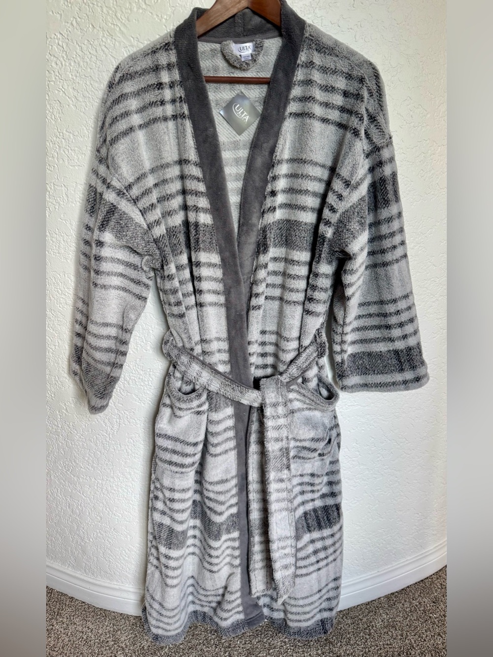 Ulta Beauty Women’s (Unisex) Gray Plaid Plush Robe w/Pockets